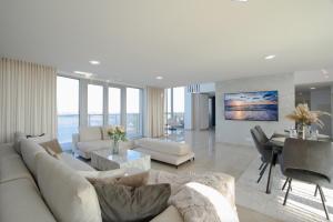 Luxusný Penthouse nad jazerami 230 m2, 2x garáž, WIFI