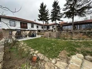 The 3 Pines GuestHouse - Трите Бора - Natsovtsi