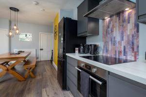 Modern Cozy Retreat-Family-Friendly-Near City & Peak District