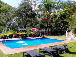 Cabaña Familiar Rio Piscina Descanso Naturaleza 2habitaciones 5 personas