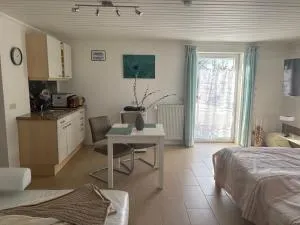 Geräumiges Garten-Appartement im EFH mit separatem Eingang - Zweikirchen