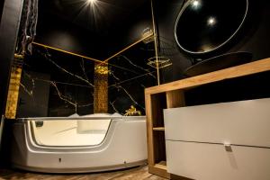 Appartements Love Room SPA JACUZZI SAUNA et DONJON - Taniere De-Plaisirs : photos des chambres