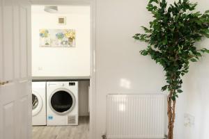 Spacious 4 Bed House for Contractors, Parking, Wi-Fi, Lincoln