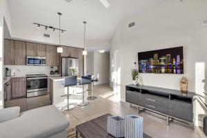 Luxury 2BR with City Views on Biscayne Blvd