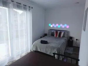 Modern Oasis , Edinburgh Airport near,8mi - Rosyth