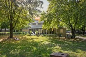 Sister Lakes Lakeside House - Sleeps 16 - Dowagiac