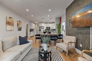 2br 3ba 2King bd 3 Car Parking Bonus area with Queen Bed