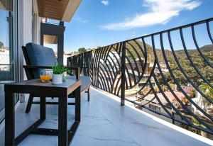 DVine Escape Chic 2BR 2BA with Rooftop Pool and Oasis