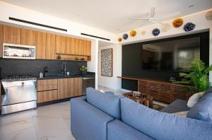 DVine Escape Chic 2BR 2BA with Rooftop Pool and Oasis