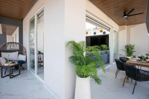 DVine Escape Chic 2BR 2BA with Rooftop Pool and Oasis