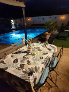 B&B / Chambres d'hotes Chez Brigitte Chambre d hotes avec cour privative,piscine, : photos des chambres