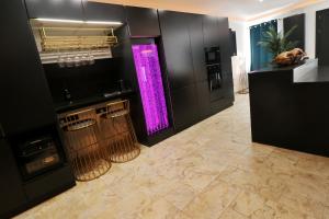 OLGA Luxury Suite I 5 min from airport I central location I traditional village