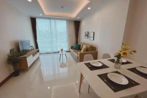 素坤逸BTS Phromphong2房2卫豪华公寓泳池健身房