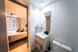 Depto con seguridad 247, con piscina y a pasos de Metro Parque Almagro, Prat1