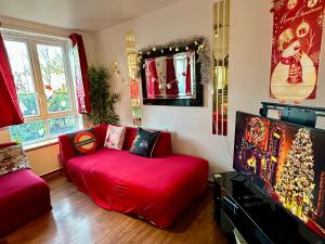 London 2 double bedrooms 2 Bathrooms Holiday Home - Parking SKYSPORTS, NETFLIX - 2 - 3 minutes walk to the Train station - 19min to London Liverpool Street fast Internet GROUND FLOOR 100s of shops restaurants bakeries 24-hour ASDA superstore, Major h