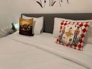 London 2 double bedrooms 2 Bathrooms Holiday Home - Parking SKYSPORTS, NETFLIX - 2 - 3 minutes walk to the Train station - 19min to London Liverpool Street fast Internet GROUND FLOOR 100s of shops restaurants bakeries 24-hour ASDA superstore, Major h