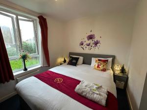 London 2 double bedrooms 2 Bathrooms Holiday Home - Parking SKYSPORTS, NETFLIX - 2 - 3 minutes walk to the Train station - 19min to London Liverpool Street fast Internet GROUND FLOOR 100s of shops restaurants bakeries 24-hour ASDA superstore, Major h