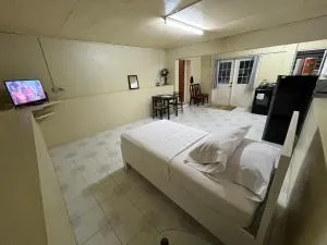 Old Town Studio with Separate Affiliated Pool House - Woodlands