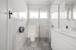 Detached Queen Room - Nearby Shops & Eateries - Shared Bathroom