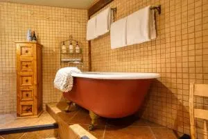 FlatIron Suite B - History meets Comfort - 温泉城