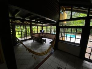 Casa com Piscina e com rio cristalino em Boiçucanga