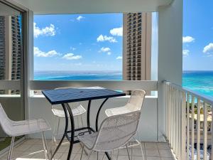 Ocean View 1 BR Corner Unit Steps to Waikiki Beach