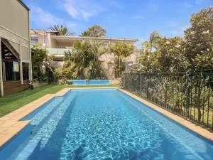 Coastal Upper-Level Home with Shared Pool Access - Batehaven