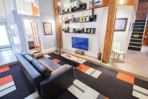 Trendy Modern Loft in Rino Art District