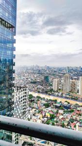 Cozy Apartment City & Mountain View with balcony FREE use of pools sauna and sunbathing