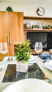 Cozy Apartment City & Mountain View with balcony FREE use of pools sauna and sunbathing