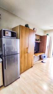 Cozy Apartment City & Mountain View with balcony FREE use of pools sauna and sunbathing