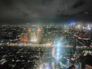 Cozy Apartment City & Mountain View with balcony FREE use of pools sauna and sunbathing