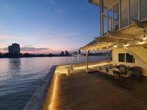 Riverfront houseChao phraya riverBaan Rimphraya