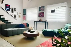 Descubra a Casa Felicidade em Belém! Climatizada, com sala ampla, 2 quartos, mezanino e Wi-Fi veloz. Localização central perto de atrações e gastronomia. Viva a Amazônia com conforto exclusivo. Reserve já sua experiência inesquecível! - Curro Velho