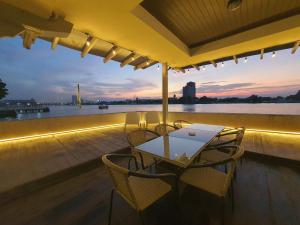 Riverfront houseChao phraya riverBaan Rimphraya