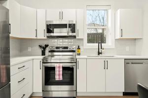 Cozy Saanich Cottage ideal location to UVIC and Downtown
