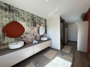 Villas Mas Constantin - piscine, jeux pour enfants et vue sur les montagnes : photos des chambres