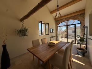 Villas Mas Constantin - piscine, jeux pour enfants et vue sur les montagnes : photos des chambres