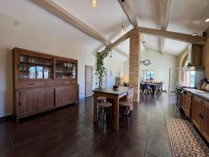 Mas Constantin - piscine, jeux pour enfants et vue sur les montagnes