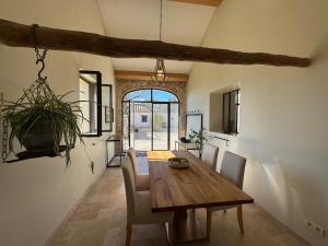 Mas Constantin - piscine, jeux pour enfants et vue sur les montagnes