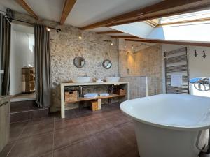Villas Mas Constantin - piscine, jeux pour enfants et vue sur les montagnes : photos des chambres