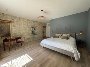 Villas Mas Constantin - piscine, jeux pour enfants et vue sur les montagnes : photos des chambres