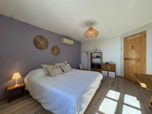 Villas Mas Constantin - piscine, jeux pour enfants et vue sur les montagnes : photos des chambres
