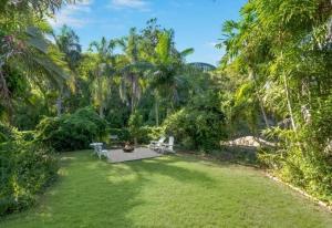 Large Family home in paradise! 1x 3 Bed house and 1x 2 Bed house only 1 Booking at any time