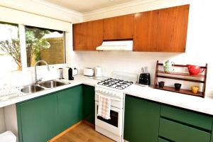 Beautiful lakeside unit in Ringwood East