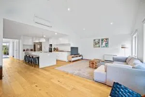 Salt Air Hideaway with Lush Backyard - Breamlea