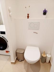 2 beds, modern building, with mobile AC, Paris Expo, 7 metro 2 steps to Paris