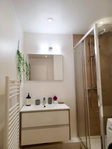 2 beds, modern building, with mobile AC, Paris Expo, 7 metro 2 steps to Paris