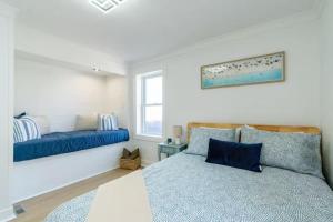 Grand Bend 5BR Retreat Hot Tub, Fire Pit and BBQ