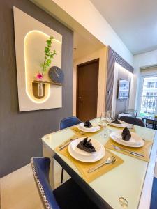 Spacious 2BR Luxury Suite across Okada, Airport